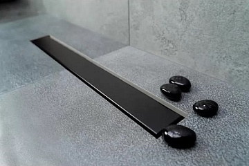 Душевой лоток BETTOSERB Frameless Matte Black 850 ; Дизайн-вставка двухсторонняя (металл без перфорации "матовый хром" / полая под плитку) Система отвода вторичного конденсата Минимальная высота монтажа 65 мм Пропускная способность до 100 л/мин с гидроза